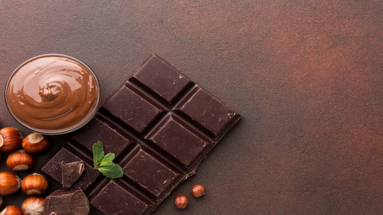 डॉक्टरांच्या सांगण्यानुसार, डार्क चॉकलेट लोकप्रिय आहे कारण लोक त्याला अँटीऑक्सिडंट्सचा चांगला स्रोत आणि त्यात साखर कमी असते, असे मानतात. मात्र, डार्क चॉकलेट खाण्याचेही अनेक तोटे आहेत. संशोधनानुसार, काही डार्क चॉकलेटमध्ये शिसे आणि कॅडमियम असते.