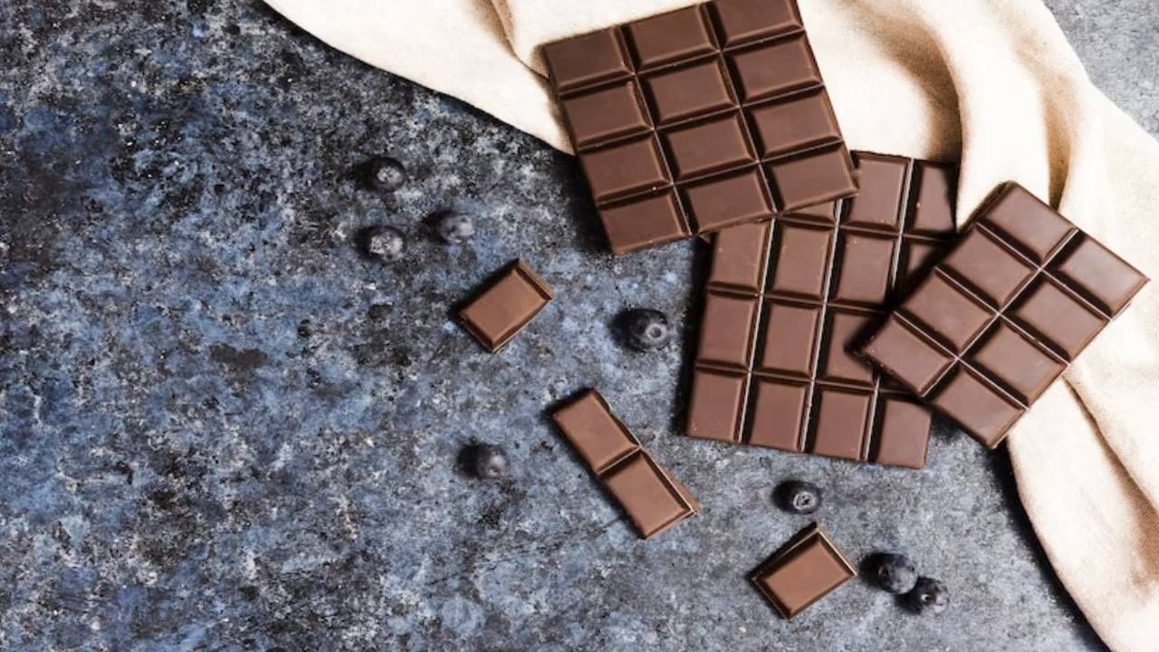 पण जास्त प्रमाणात डार्क चॉकलेट खाल्ल्याने आरोग्याच्या अनेक समस्या उद्भवू शकतात. काही लोक डार्क चॉकलेटला आरोग्यदायी मानू शकतात, पण तज्ज्ञांनी याबाबत काही माहिती दिली आहे. 