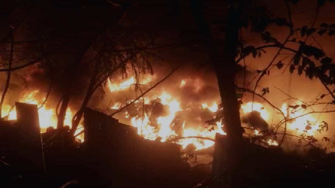 पिंपरी चिंचवडमधील जुन्या टायरच्या गोडाऊनला मोठी आग, पाहा व्हीडिओ... पिंपरी चिंचवडमधील जुन्या टायरच्या गोडाऊनला मोठी आग, पाहा व्हीडिओ...