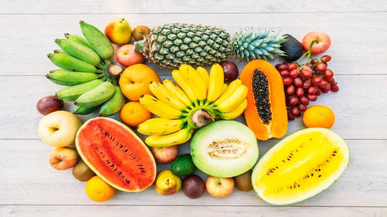 Weight Loss Fruits : हिवाळ्यात वाढत्या वजनामुळे त्रास होत असाल तर ही 6 फळे खा Weight Loss Fruits : हिवाळ्यात वाढत्या वजनामुळे त्रास होत असाल तर ही 6 फळे खा