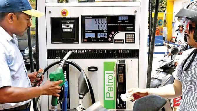 Petrol Diesel Prices : सर्वसामान्यांना मिळणार मोठा दिलासा, पेट्रोल-डिझेल इतक्या रुपयांनी होणार स्वस्त