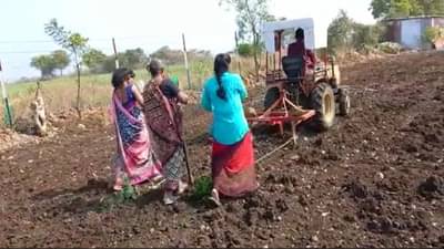 Washim : शेतकऱ्याचं तीळ पेरण्याचं देशी जुगाड व्हायरल, बियाणांची बचत होत असल्यामुळे पाहणीसाठी लोकांची गर्दी