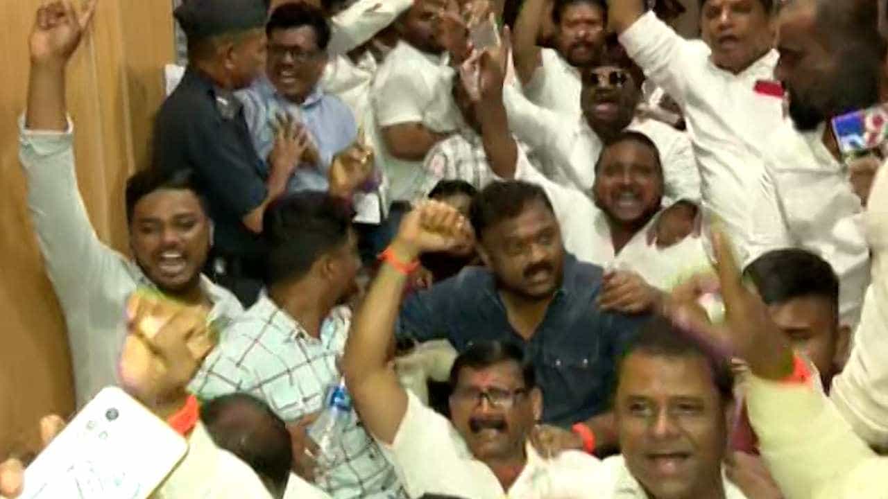 विश्वनाथ महाडेश्वर यांच्यासह शिवसैनिक म्हाडाच्या कार्यलयात, परब वि. सोमय्या वाद पेटला