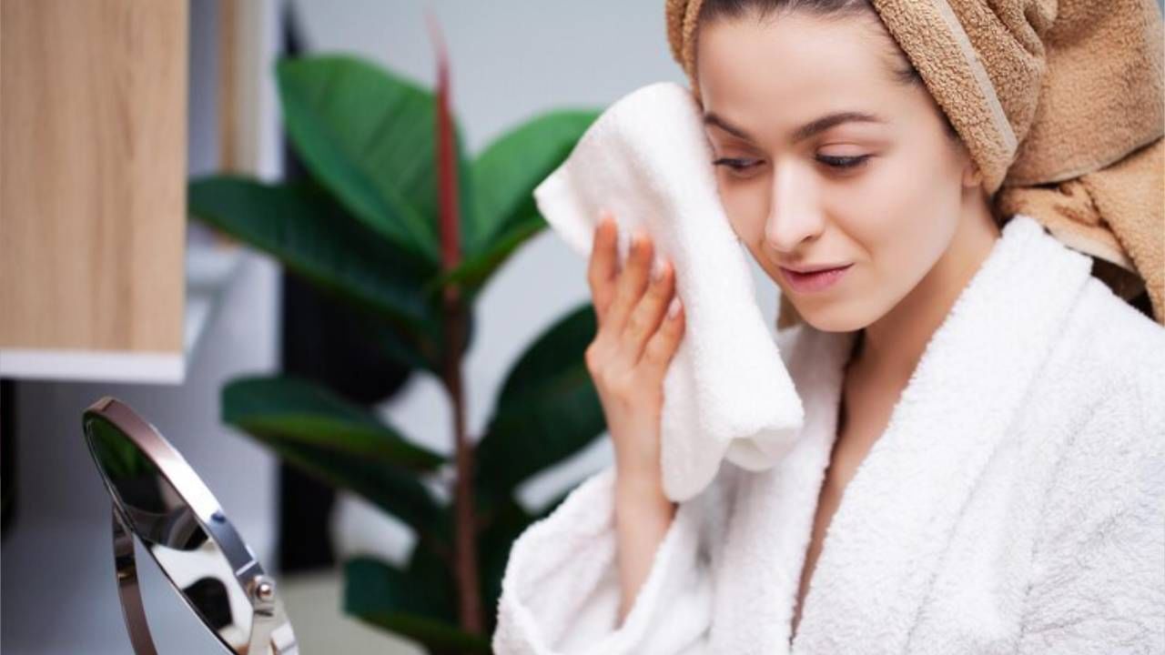 टॉवेल योग्य रितीने वापरा - चेहरा धुतल्यानंतर टॉवेलने हलक्या टिपून पुसावा. चेहरा कधीच जोरात रगडून पुसू नये. त्यामुळे चेहऱ्यावर सुरकुत्या करू नयेत. 