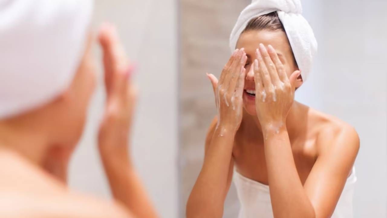 मेकअप काढून टाका - मेकअप केला असेल तर चेहरा धुण्यापूर्वी कापसाने स्वच्छ पुसून घ्यावा. त्यानंतरच चेहरा धुवा. मेकअप पाण्याने कधीही धुवू नका. 