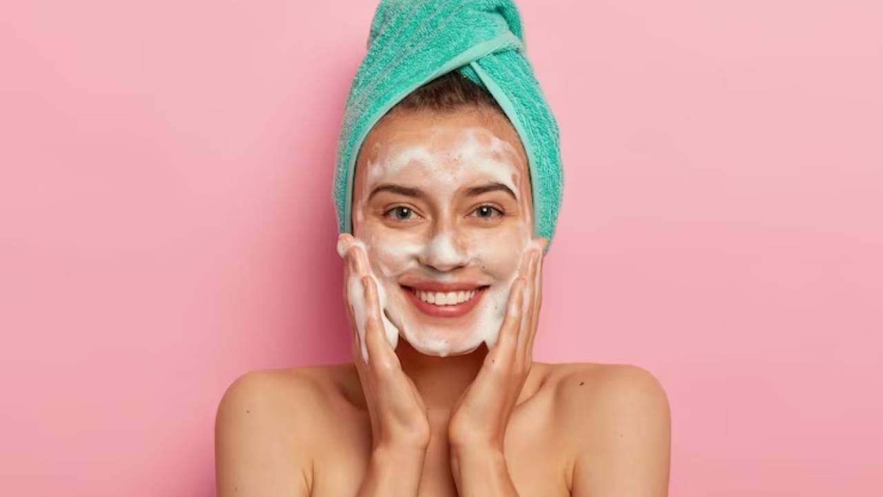 साबणाने चेहरा धुवू नका - चेहरा कधीच साबणाने धुवू नये. जर तुमच्याकडील फेसवॉश संपला असेल तर तुम्ही बेसन वापरू शकता. साबण हा त्वचेसाठी नुकसानकारक ठरू शकते. तसेच दिवसभरात वारंवार चेहरा धुवू नका, त्यामळे चेहऱ्याची चमक कमी होऊ शकते आणि त्वचेचे नुकसानही होऊ शकते. 