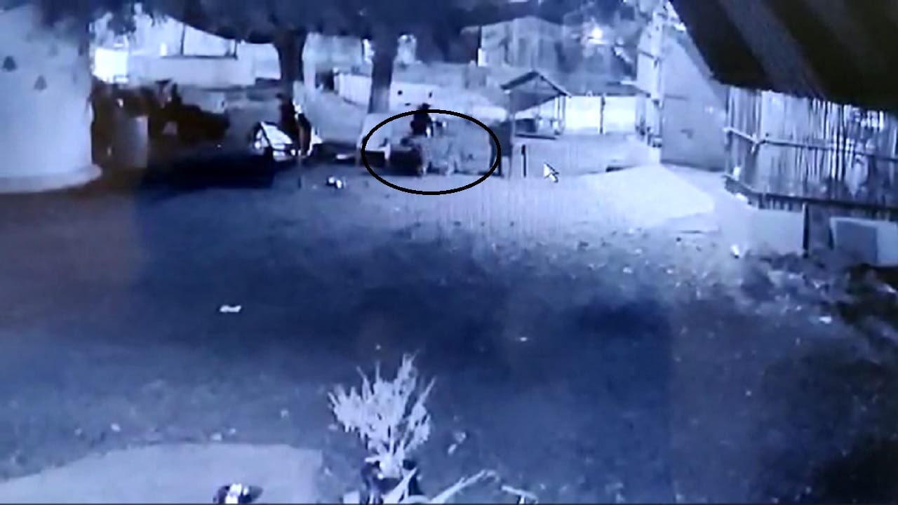 Leopard Attack : बिबट्या घरात घुसून शिकार करीत असल्यामुळे नागरिकांमध्ये भीती, आतापर्यंत पाच शिकार, सीसीटीव्ही पाहून... Leopard Attack : बिबट्या घरात घुसून शिकार करीत असल्यामुळे नागरिकांमध्ये भीती, आतापर्यंत पाच शिकार, सीसीटीव्ही पाहून...