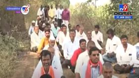 रोजगार हमी योजनेच्या विरोधात मजूर आक्रमक, रस्त्यावर ठिय्या आंदोलन, पाहा मागण्या काय? रोजगार हमी योजनेच्या विरोधात मजूर आक्रमक, रस्त्यावर ठिय्या आंदोलन, पाहा मागण्या काय?