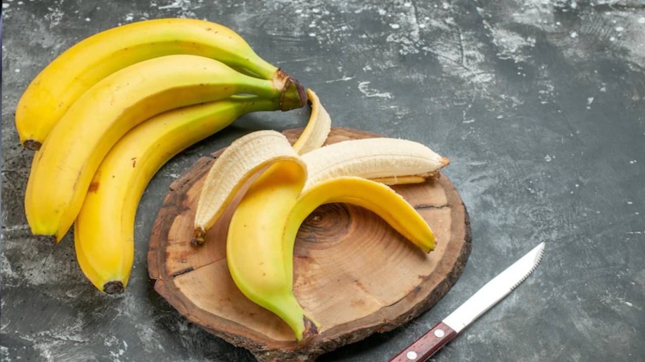  केळं - केळ्यांमध्ये कार्बोहायड्रेट्स भरपूर प्रमाणात असतात. यामध्ये पोटॅशिअम मुबलक प्रमाणात असते. यामुळे तुमची कार्यक्षमता सुधारते. हे शरीरातील चरबीचे उर्जेमध्ये रूपांतर करते. याने तुमची पचनक्रियाही निरोगी राहते.