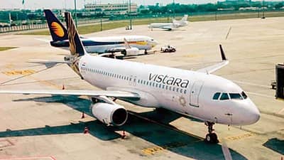 अबुधाबीहून मुंबईला येणाऱ्या विमानात महिलेने काढले कपडे, क्रू मेंबरला केली मारहाण