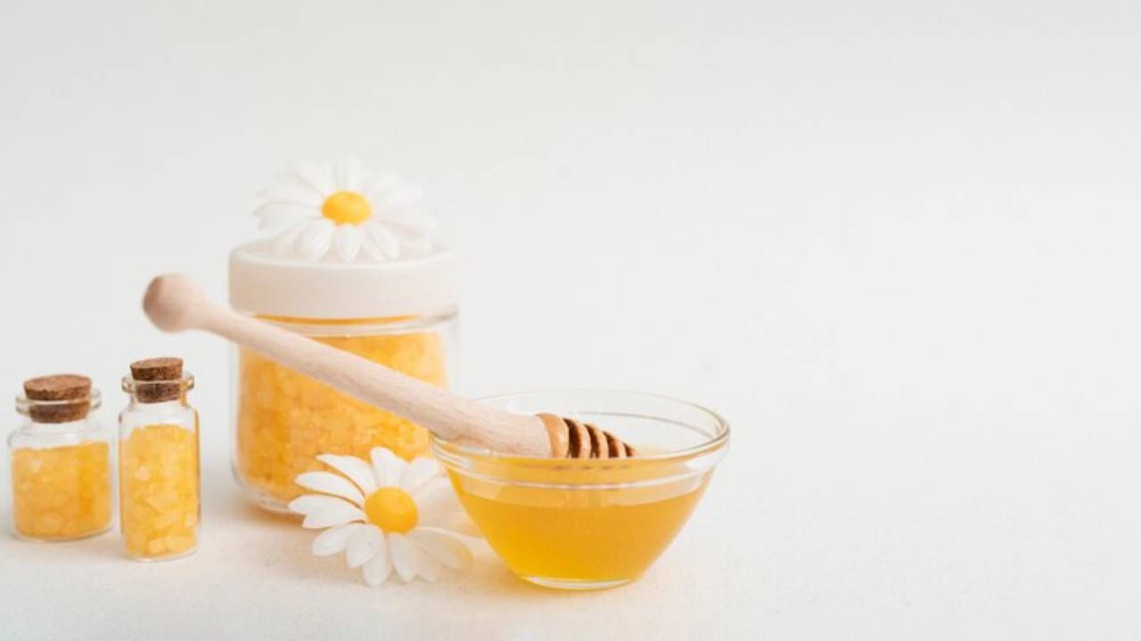 चमकदार त्वचा - तुम्हाला चमकदार त्वचा हवी असेल तर मध गुणकारी ठरतो. यासाठी काकडी व लिंबाच्या रसात अर्धा चमचा मध मिसळून फ्रीजमध्ये ठेवा. मिश्रण घट्ट झाल्यानंतर ते त्वचेला लावून 5 ते 10 मिनिटे मसाज करावा. ड्राय स्किनसाठी एक केळ कुस्करून त्यात एक चमचा बेसन व मध घालून ते त्वचेवर लावावे. 20 मिनिटांनी धुवून टाकावे. 