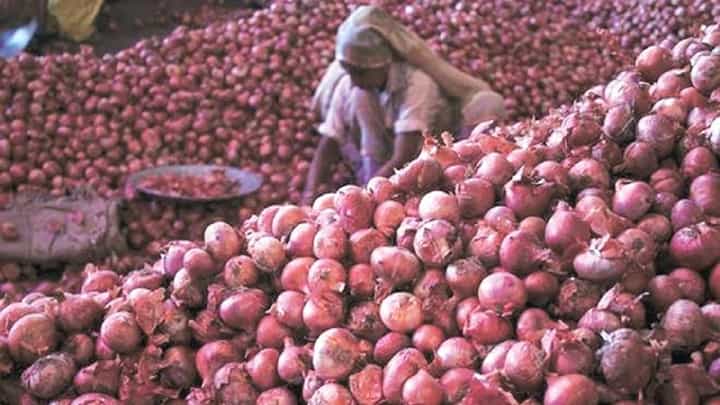 कांद्याच्या घसलेल्या दरामुळे जगायचं कसं? शेतकऱ्यापुढं प्रश्न, पण काद्याचं गणित नेमकं बिघडलं कसं? बघा Tv9 मराठीचा रिपोर्ट कांद्याच्या घसलेल्या दरामुळे जगायचं कसं? शेतकऱ्यापुढं प्रश्न, पण काद्याचं गणित नेमकं बिघडलं कसं? बघा Tv9 मराठीचा रिपोर्ट