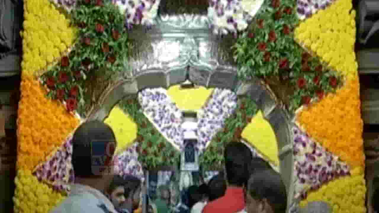 माघी एकादशीच्या निमित्तानं पंढरपुरच्या विठुरायाचा सजला गाभारा, बघा व्हिडीओ