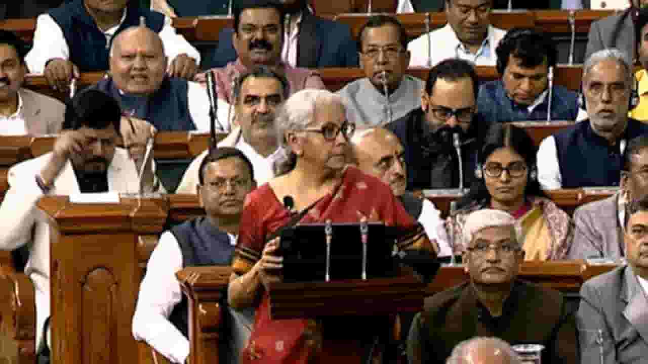 अर्थसंकल्प सादर करायला सुरुवात, अवघ्या देशाच्या नजरा राजधानी दिल्लीकडे, पाहा... अर्थसंकल्प सादर करायला सुरुवात, अवघ्या देशाच्या नजरा राजधानी दिल्लीकडे, पाहा...