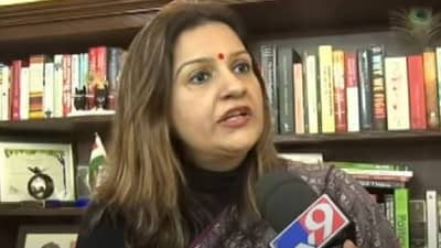 राज्याची सेवा करणे सोडून ते यांची सेवा करतात; प्रियंका चतुर्वेदी यांची देवेंद्र फडणवीस यांच्यावर टीका