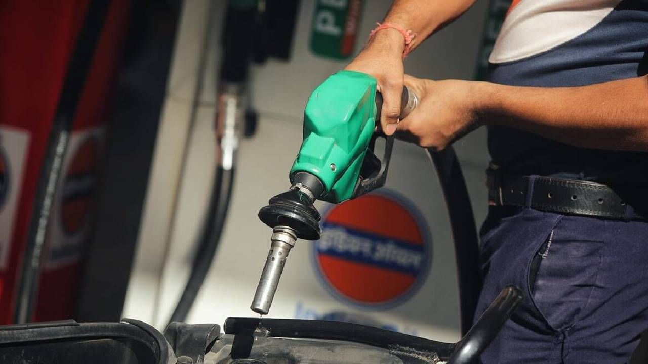 Petrol-Diesel Price : एक लिटर पेट्रोलसाठी आता मोजा इतके रुपये, कच्चा तेलाचे भाव घसरले