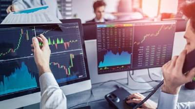 Stock Market : मोठ्या खेळाडुने बाजाराची विकेट पाडली! बाजार ढेपाळला, सेन्सेक्समध्ये 400 अंकाहून जास्त घसरण