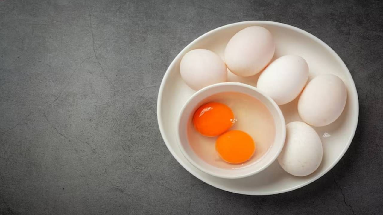 अंडी - अंडी हा व्हिटॅमिन बी चा एक उत्तम स्त्रोत आहे. ज्यामुळे पुरुषांमध्ये केसगळती आणि अन्य समस्या कमी होण्यास मदत होते. 
