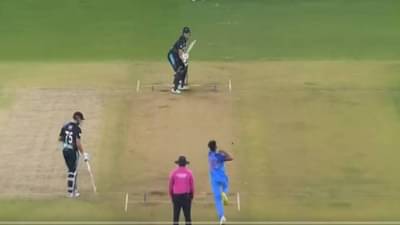 Umran Malik : अरे, किती लांब उडाले बेल्स, उमरानने 150 KMPH स्पीडने टाकलेला घातक चेंडू, VIDEO