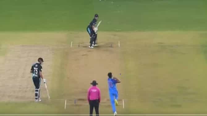 Umran Malik : अरे, किती लांब उडाले बेल्स, उमरानने 150 KMPH स्पीडने टाकलेला घातक चेंडू, VIDEO