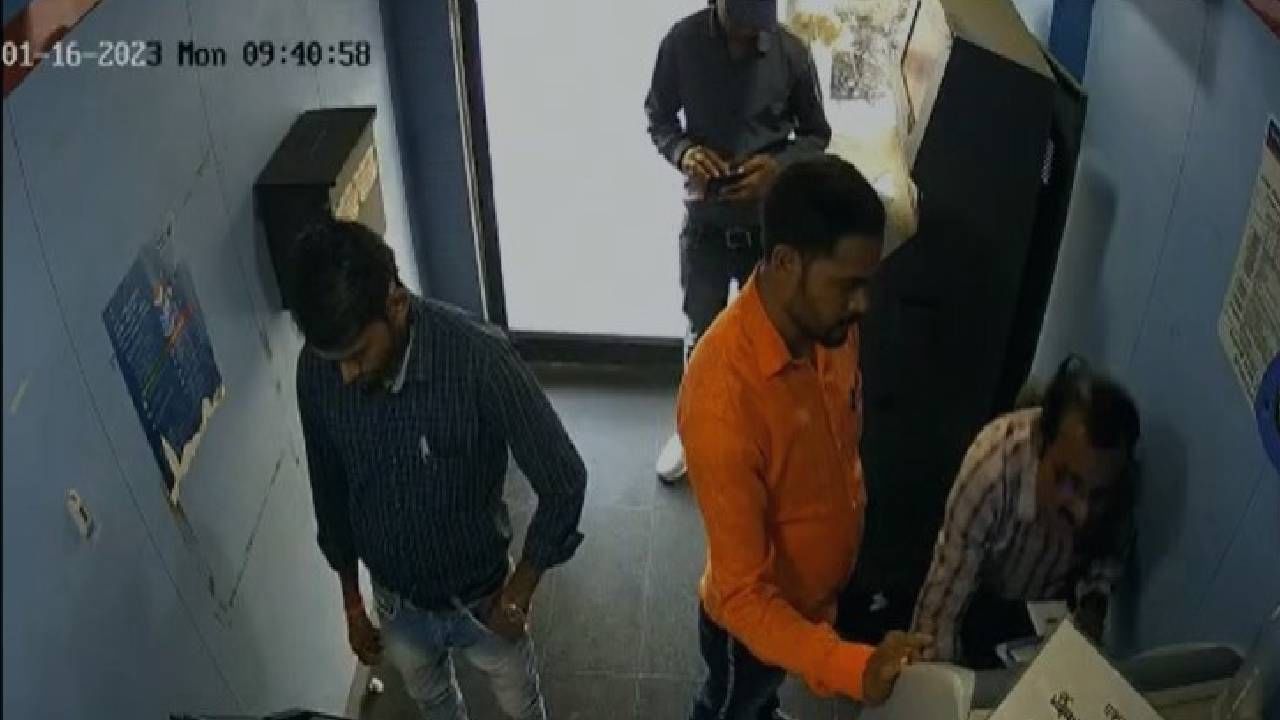 ATM Fraud : एटीएममध्ये मदत मागणे महागात पडले, पैसे टाकण्याच्या बहाण्याने तिघांकडून गंडा