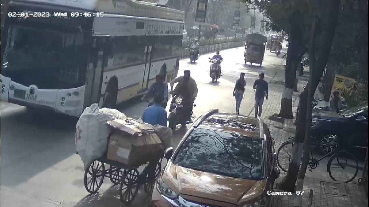 Dombivali Accident : भरधाव बुलेटची सायकलला धडक, अपघाताचा थरार सीसीटीव्हीत कैद