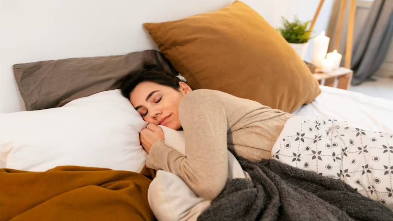 झोपाल तर चांगलं जगाल... महिलांनो पुरूषांपेक्षा तुम्हाला  20 मिनिटे अधिक झोप गरजेची, असे का ते जाणून घ्या..