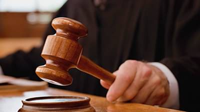 कर्माची फळं इथच भोगावी लागतात, 32 वर्षांपूर्वी 100 रुपये लाच घेतली, रेल्वे कर्मचारी 90 व्या वर्षी अडकलाच, वाचा सविस्तर