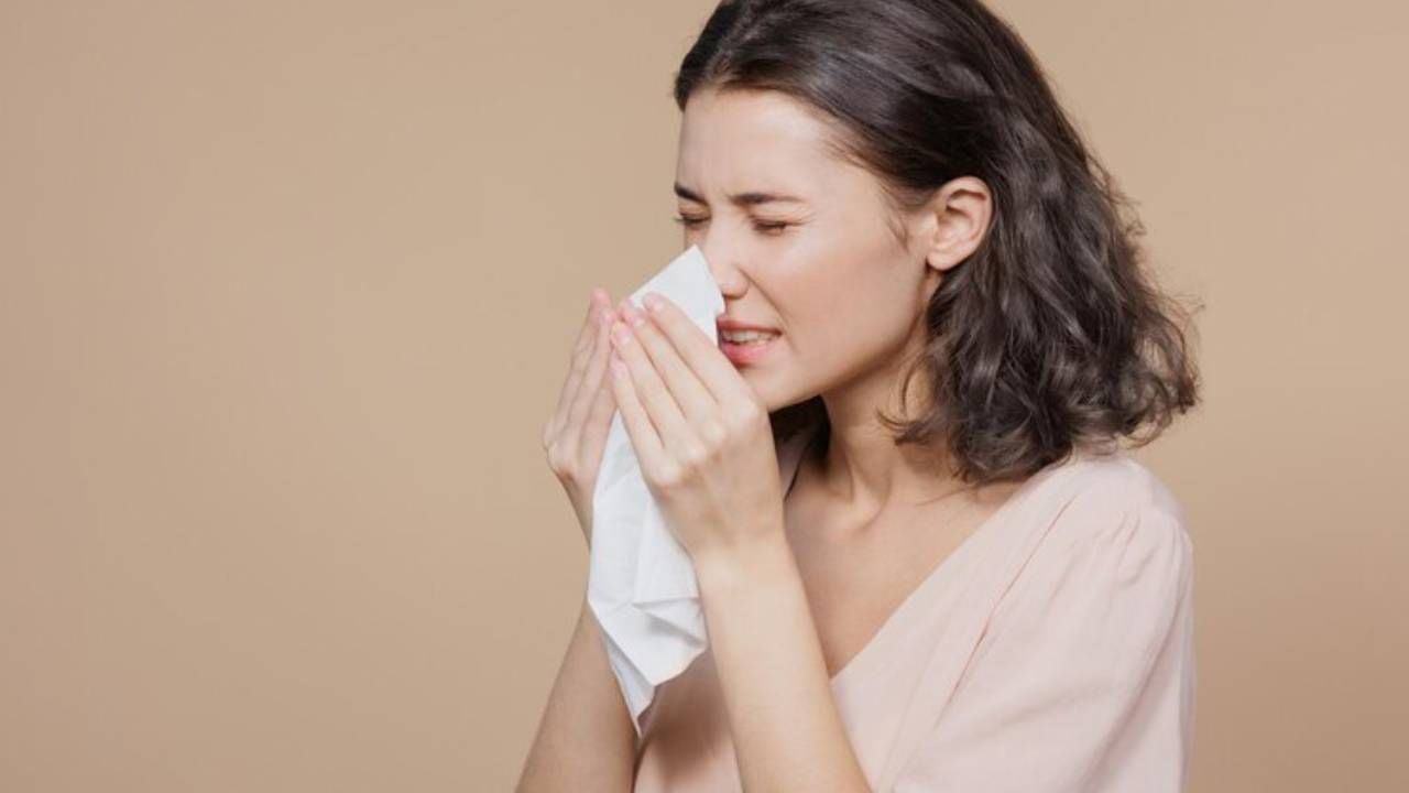 Sneezing : आपल्याला शिंक का येते, शिंकताना डोळे नक्की का बंद होतात ? जाणून घ्या थोडी रंजक माहिती