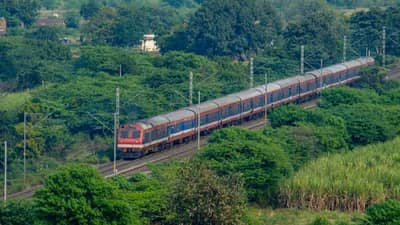 काय झाले, नाशिक-पुणे रेल्वेमार्गाचे काम थांबवण्याचे महारेलचे पत्र