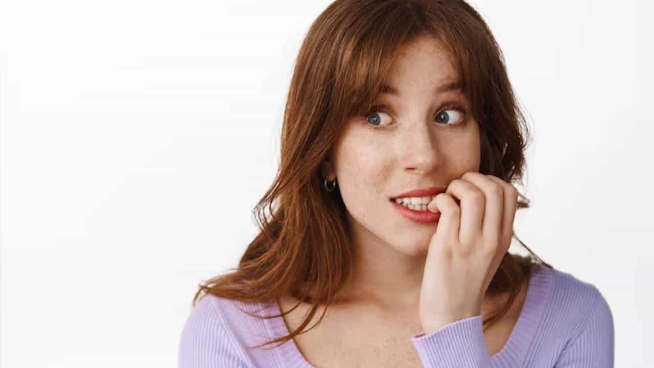 Nail Biting : तुम्हीही सतत नखं खाता का ? या 4 उपायांनी सोडवा ही वाईट सवय