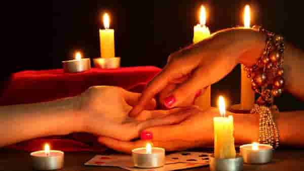 Palmistry: भाग्यवान महिलांच्या हातावर असते हे शुभ चिन्हं, राणीसारखे जगतात आयुष्य