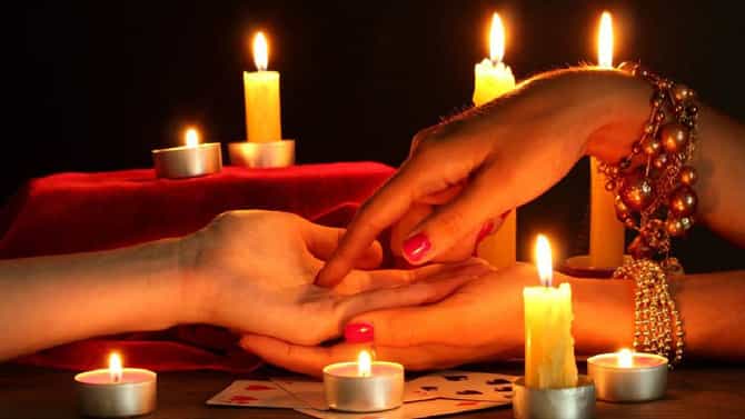 Palmistry: भाग्यवान महिलांच्या हातावर असते हे शुभ चिन्हं, राणीसारखे जगतात आयुष्य