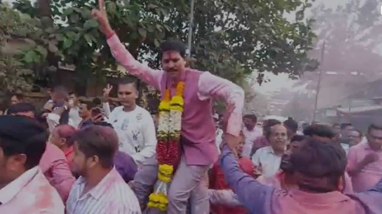 हे काय? आमदार विजयी जल्लोषात अन् चोरट्यानं 75 हजार मारले, कोकणात काय घडलं?