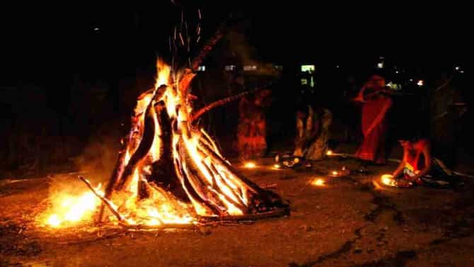 Holi 2023 : आर्थिक तंगीचा करत असाल सामना तर होळी दहनाच्या वेळी अवश्य करा हा उपाय