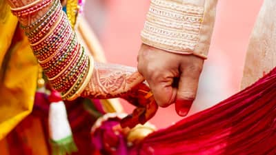 लग्नात वडील आधी मुलीच्या अंगावर थुंकतात, नंतर निरोप देतात; लग्नाशी निगडित विचित्र परंपरा