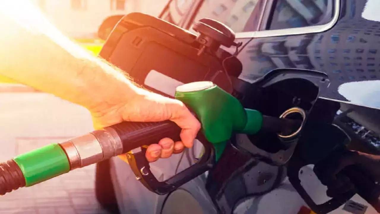 Today Petrol Price : आनंदवार्ता! कच्चा तेलाची घसरगुंडी, एक लिटर पेट्रोलचा भाव किती?