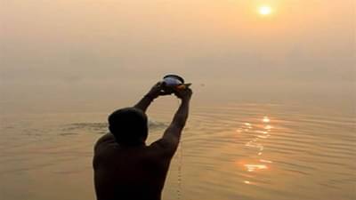 Astro Tips: या सोप्या उपायांनी होते मान-सन्मानात वृध्दी, ग्रहांचा राजा सूर्याचा मिळतो आशीर्वाद