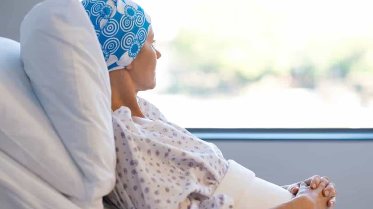 World Cancer Day 2023 : कॅन्सरच्या या सायलेंट लक्षणांकडे दुर्लक्ष करण्याची चूक टाळा, अन्यथा करावा लागेल पश्चाताप