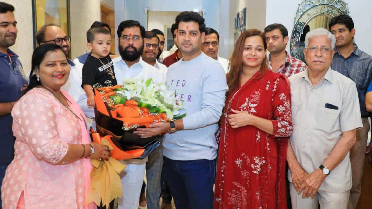 युवा खासदार, तरूणाईचा आधारस्तंभ, कार्यकुशल नेतृत्वाला वाढदिवसाच्या शुभेच्छा; श्रीकांत शिंदे यांच्या वाढदिनी शुभेच्छांचा वर्षाव युवा खासदार, तरूणाईचा आधारस्तंभ, कार्यकुशल नेतृत्वाला वाढदिवसाच्या शुभेच्छा; श्रीकांत शिंदे यांच्या वाढदिनी शुभेच्छांचा वर्षाव