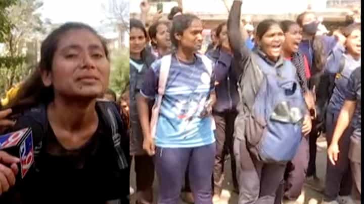 पायावर काठी मारली, आमच्या भविष्याशी खेळ सुरुय; अग्निशमन दलात भरतीसाठी आलेल्या शेकडो तरूणी आक्रमक पायावर काठी मारली, आमच्या भविष्याशी खेळ सुरुय; अग्निशमन दलात भरतीसाठी आलेल्या शेकडो तरूणी आक्रमक