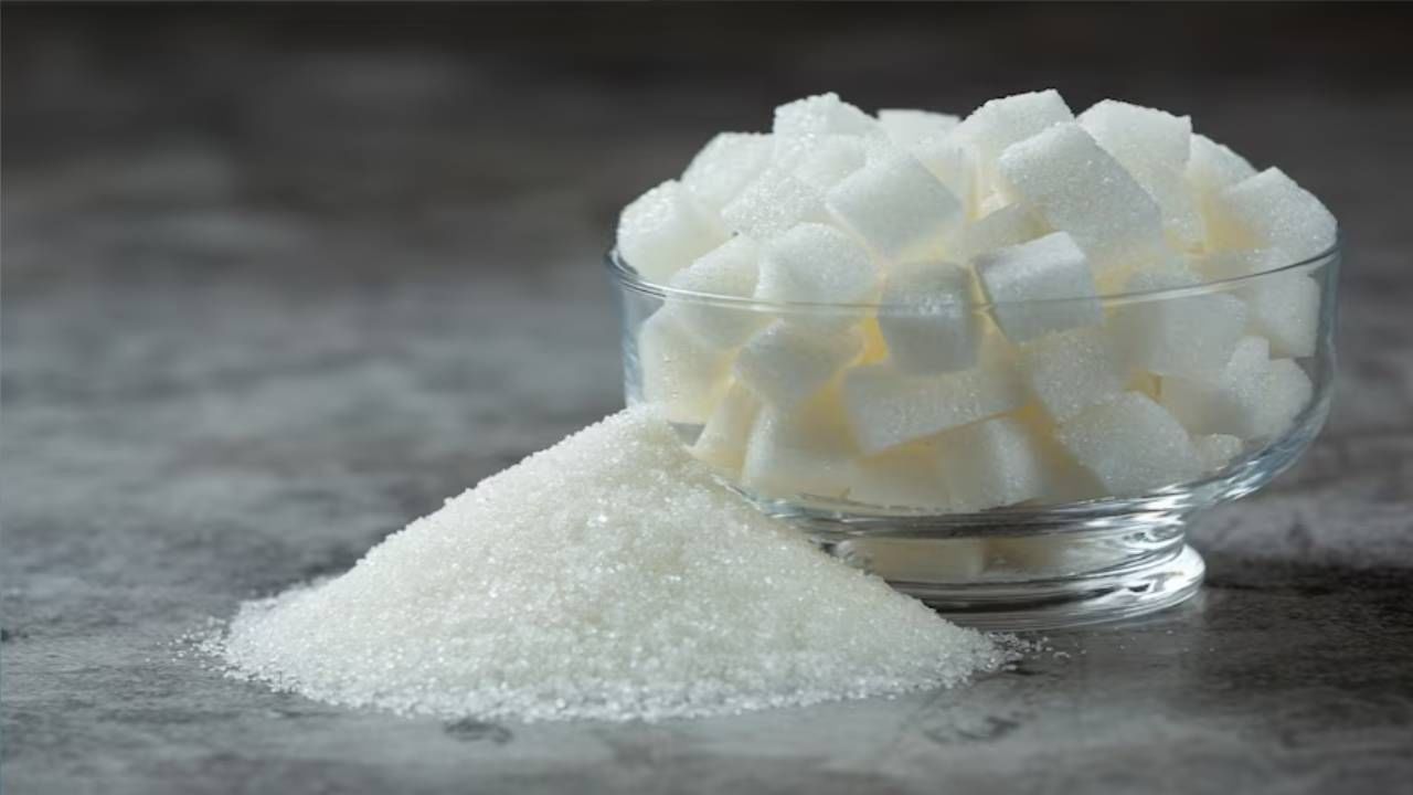 रिफाइंड शुगर : साखर ही रसायनांपासून तयार केली जाते आणि तिचे अतिसेवन केवळ आपल्या आरोग्यासाठीच नाही तर मनासाठीही घातक आहे. अनेक संशोधनांमध्ये, साखरेचे वर्णन सायलेंट किलर म्हणूनही करण्यात येते. खूप गोड खाणे हे स्मृतिभ्रंश किंवा मेंदूशी संबंधित इतर समस्यांचे कारण ठरू शकते. 