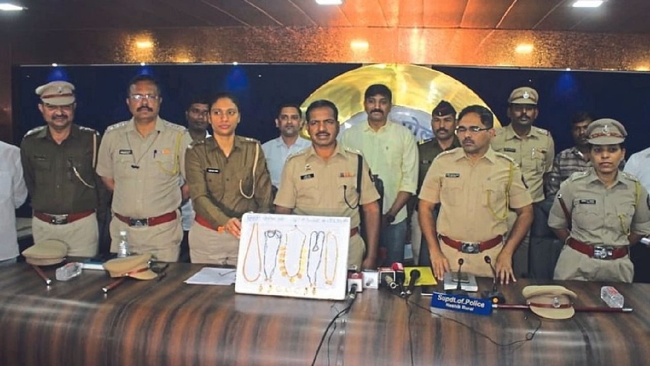 अख्खा बंगलाच लुटून पळाले होते, दरोडा टाकण्याची पद्धत ऐकून तुम्हाला आश्चर्याचा धक्काच बसेल, ते घराजवळ यायचे आणि... अख्खा बंगलाच लुटून पळाले होते, दरोडा टाकण्याची पद्धत ऐकून तुम्हाला आश्चर्याचा धक्काच बसेल, ते घराजवळ यायचे आणि...