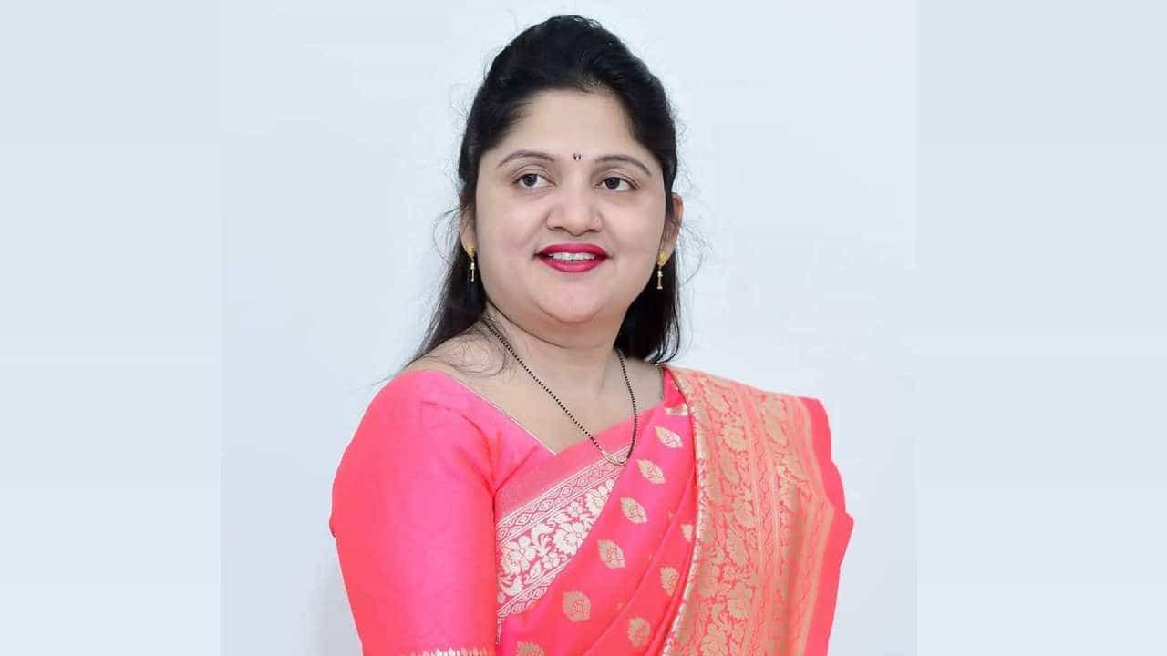 सत्यजित तांबेंना टफ लढत देणाऱ्या शुभांगी पाटील ठाकरेगटात; शिवबंधन बांधल्यावर म्हणाल्या...