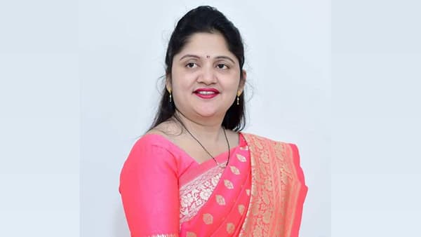 सत्यजित तांबेंना टफ लढत देणाऱ्या शुभांगी पाटील ठाकरेगटात; शिवबंधन बांधल्यावर म्हणाल्या…