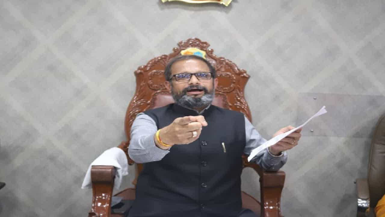 'त्यांचा' डोक्याचा स्क्रू ढिला, मेंटल हॉस्पिटलमध्ये बेड बुक केलाय; नरेश म्हस्के यांची टीका नेमकी कुणावर?