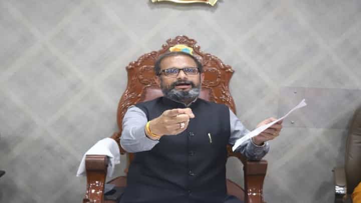 'त्यांचा' डोक्याचा स्क्रू ढिला, मेंटल हॉस्पिटलमध्ये बेड बुक केलाय; नरेश म्हस्के यांची टीका नेमकी कुणावर? 'त्यांचा' डोक्याचा स्क्रू ढिला, मेंटल हॉस्पिटलमध्ये बेड बुक केलाय; नरेश म्हस्के यांची टीका नेमकी कुणावर?