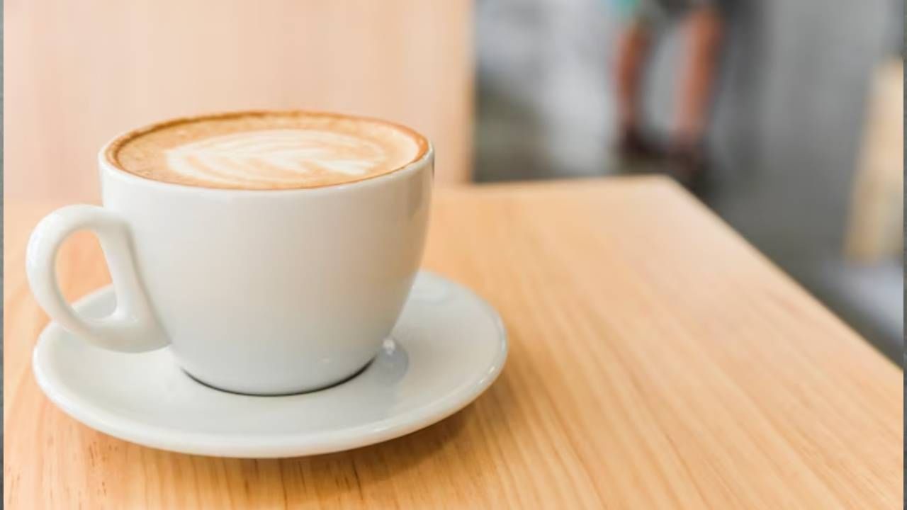कॅफेनमुळे डोकेदुखी पासून मिळू शकतो आराम - हॉट चॉकलेट, कॉफी किंवा चहा असे कॅफेनयुक्त गरम पेय प्यायल्याने डोकेदुखीपासून तत्काळ आराम मिळू शकतो. कॅफेनमुळे रक्तवाहिन्या संकुचित होतात, त्यामुळे डोकेदुखीचा त्रास कमी होण्यास मदत होते. 