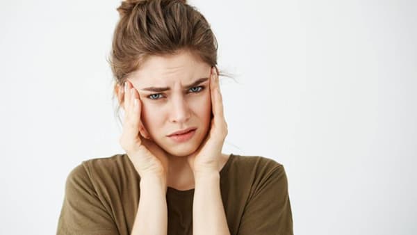 आजकाल डोकेदुखीची समस्या खूप कॉमन झाली आहे. त्यामागे बरीच कारणं असू शकतात. कोणाचं कामाच्या ताणामुळे डोकं दुखतं, तर कोणाला डोळ्यांच्या त्रासामुळे डोकेदुखी सुरू होते. थंड हवामान हेदेखील डोकेदुखीचे कारण असू शकते. काही घरगुती उपचारांनी त्यापासून मुक्ती मिळवता येऊ शकते.