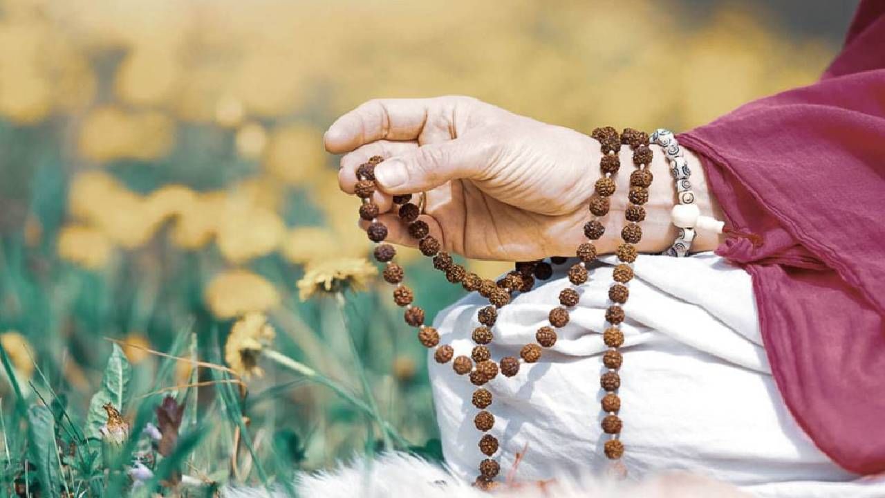Chanting: राशीनुसार करा मंत्राचा जाप मिळेल सर्व कार्यात यश Chanting: राशीनुसार करा मंत्राचा जाप मिळेल सर्व कार्यात यश